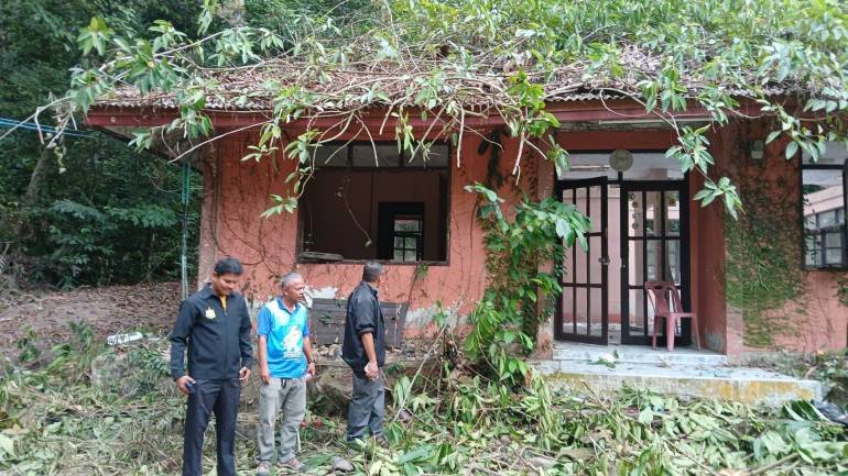 บ้านพักที่ทีมนกเงือกใช้เป็นที่พักขาดการดูแลรักษาชำรุดทรุดโทรม เตรียมของบซ่อมแซม (ภาพ:กรมอุทยนแห่งชาติสัตว์ป่าและพันธุ์พืช)  