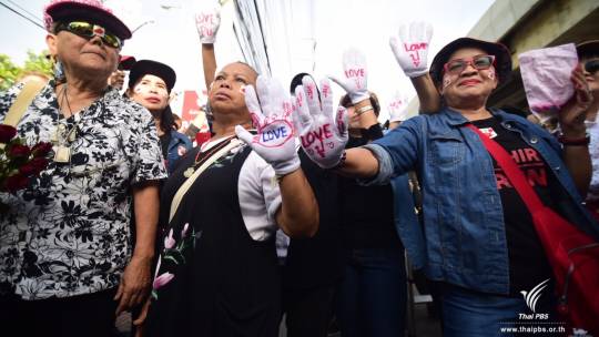 ประมวลภาพมวลชนให้กำลังใจ “ยิ่งลักษณ์” ฟังคำตัดสินคดีจำนำข้าว