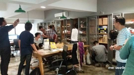 ตร.เข้าตรวจค้น "ประชาไท" หลังจับกุมนักข่าววานนี้