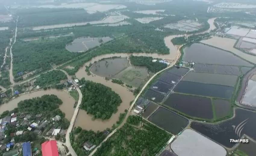 (ชมภาพมุมสูง) น้ำท่วมเมืองเพชรบุรี กระทบย่านเศรษฐกิจ ชาวบ้านเดือดร้อน 5,000 ครัวเรือน