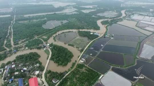 (ชมภาพมุมสูง) น้ำท่วมเมืองเพชรบุรี กระทบย่านเศรษฐกิจ ชาวบ้านเดือดร้อน 5,000 ครัวเรือน