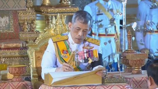 สมเด็จพระเจ้าอยู่หัว ทรงลงพระปรมาภิไธยในรัฐธรรมนูญ พ.ศ.2560