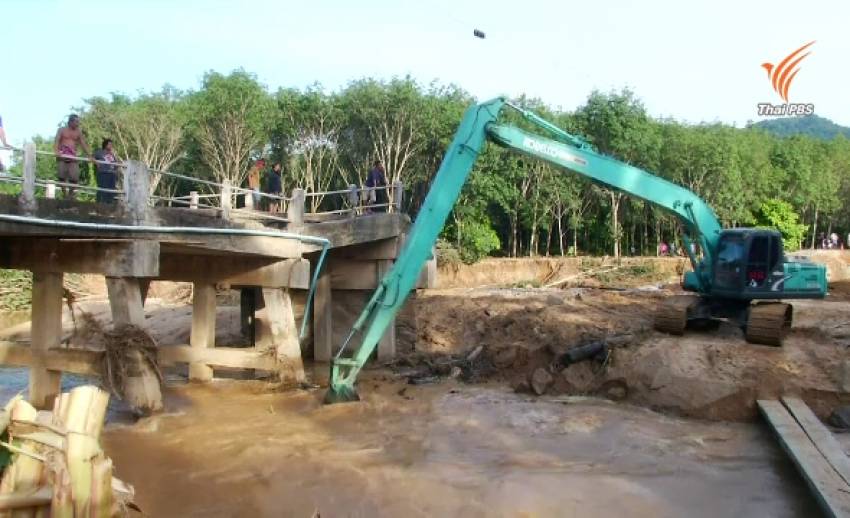 เร่งซ่อมสะพานน้ำป่าซัดขาดช่วยชาวอ.ขนอม จ.นครศรีฯ