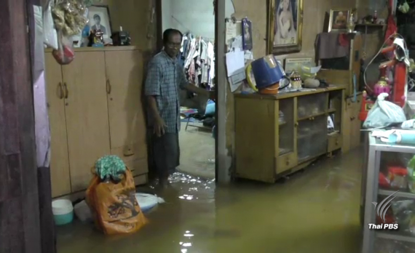 ชาวอำเภอเมืองตรัง ขนของขึ้นที่สูง หลังน้ำท่วมหลายจุดจากฝนตกนาน 6 ชั่วโมง 
