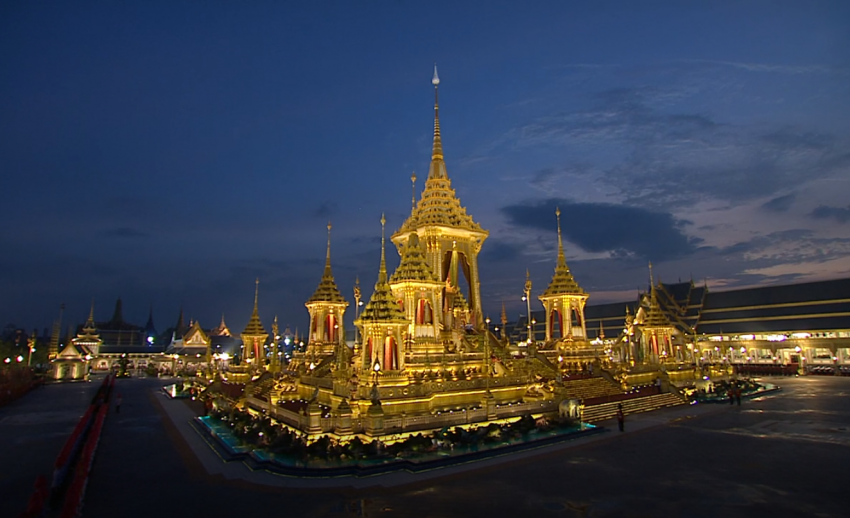 “พระเมรุมาศ” ในค่ำคืนวันพระราชพิธีถวายพระเพลิงพระบรมศพ ในหลวงรัชกาลที่ 9