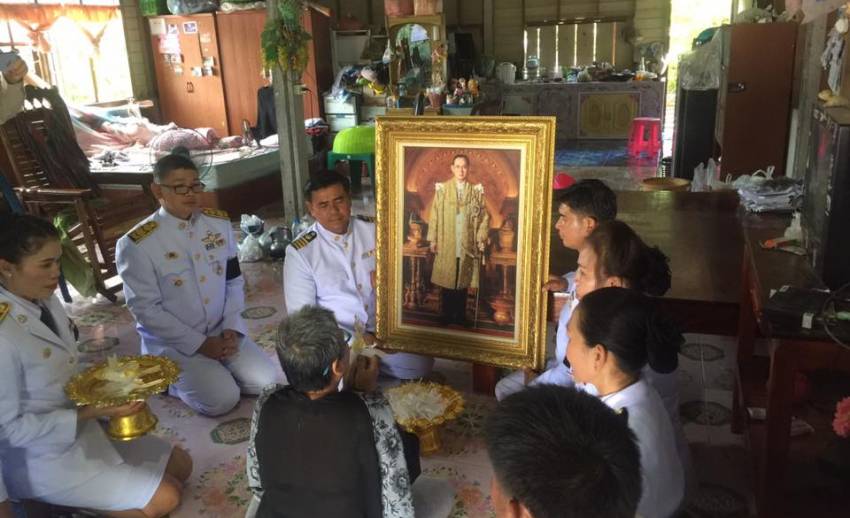 บริการผู้สูงอายุ-คนพิการร่วมถวายดอกไม้จันทน์ ในหลวงรัชกาลที่ 9