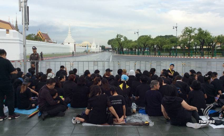 "สมเด็จพระเจ้าอยู่หัว"ทรงห่วงใยพสกนิกรนั่งร้อนพื้นถนน- กอร.เตรียมปูแผ่นกันความร้อน
