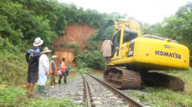 จนท.เร่งเปิดอุโมงค์รถไฟเขาพังเหย หลังดินถล่มคืนฝนตกหนัก
