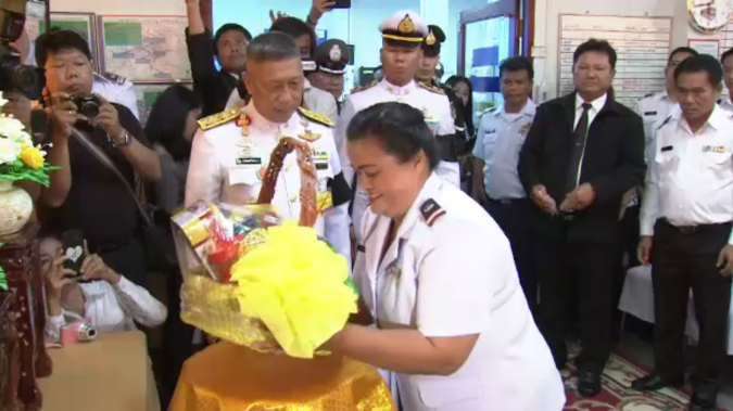 สมเด็จพระเจ้าอยู่หัวพระราชทานตะกร้าดอกไม้แก่ผู้ทำความดี