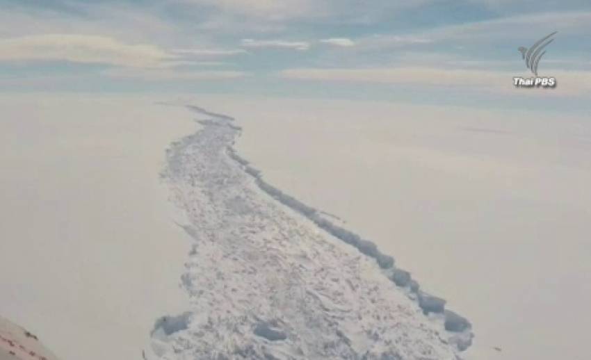 ภูเขาน้ำแข็งยักษ์แยกตัวในแอนตาร์กติกา