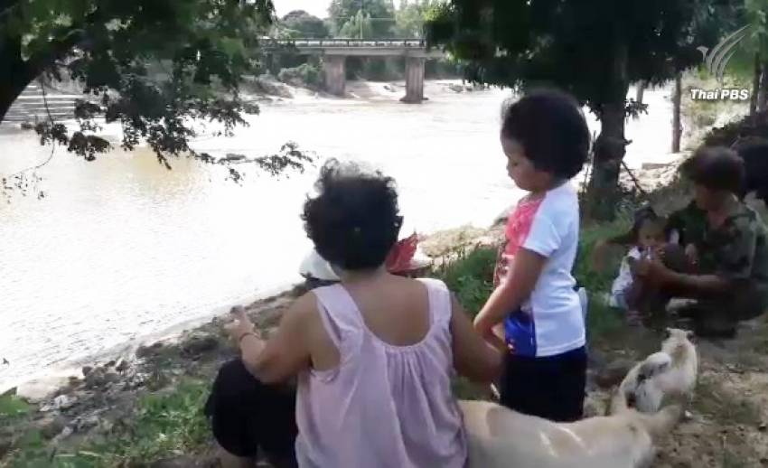 ชาวบ้านท้ายเขื่อนน้ำพุง จ.สกลนคร กังวลระดับน้ำหลังน้ำล้นสปิลเวย์