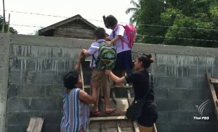 สร้างกำแพงปิดที่ดินตาบอด สองพี่น้องแฝดต้องปีนรั้วลวดหนามไปโรงเรียน