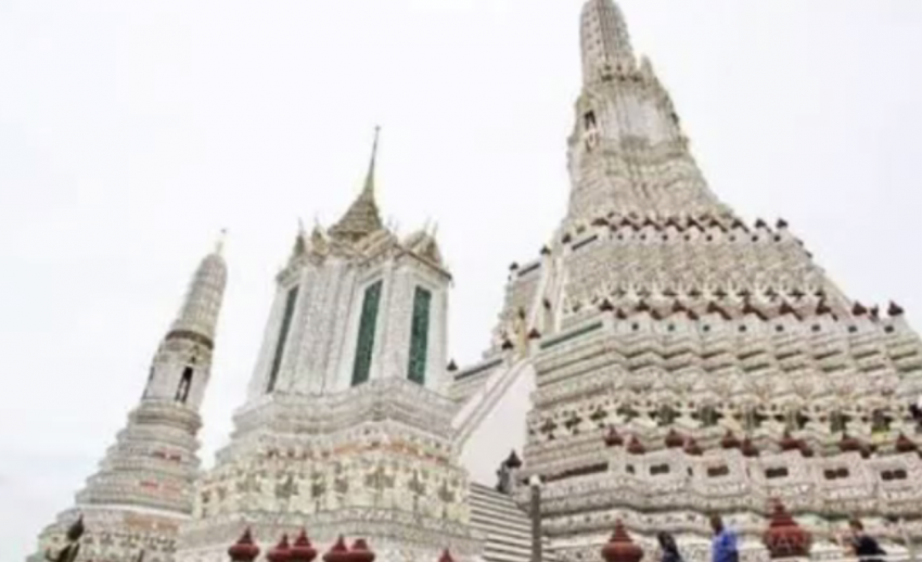 สื่อสังคมออนไลน์วิพากษ์บูรณะพระปรางค์วัดอรุณฯ หลังเป็นโทนสีขาวไร้กระเบื้องหลากสีโบราณ