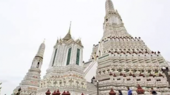 สื่อสังคมออนไลน์วิพากษ์บูรณะพระปรางค์วัดอรุณฯ หลังเป็นโทนสีขาวไร้กระเบื้องหลากสีโบราณ