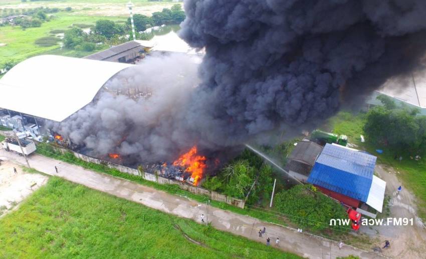  เกิดเหตุไฟไหม้โรงงานรีไซเคิล จ.ชลบุรี จนท.เร่งคุมเพลิง  