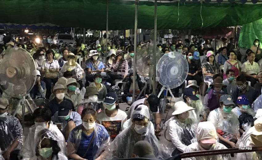 ตำรวจระดม จนท. 4 กองร้อยเตรียมขอคืนพื้นที่ประตู 5-6 วัดพระธรรมกาย