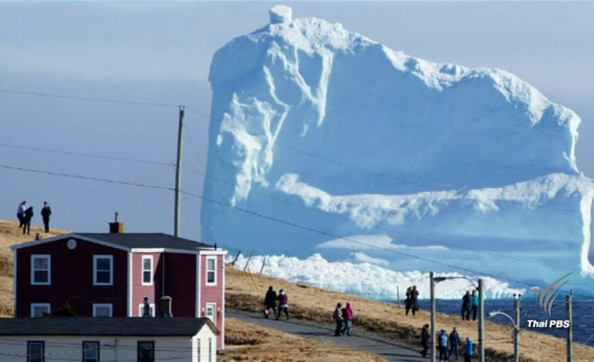 ตะลึง "ภูเขาน้ำแข็งยักษ์" ลอยใกล้ชายฝั่งแคนาดา