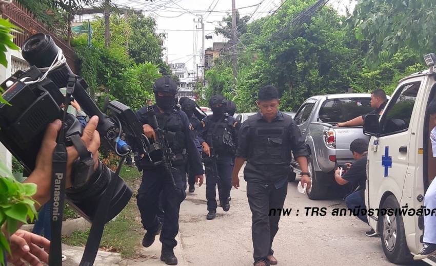 ตร.ปิดล้อมบ้านพักซอยจรัญฯ เจรจามือยิงหญิงเสียชีวิต