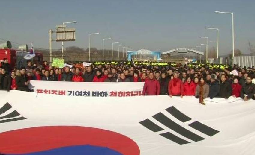 เกาหลีใต้ชุมนุมประท้วงคณะผู้แทนเกาหลีเหนือ ร่วมพิธีปิดโอลิมปิกฤดูหนาว