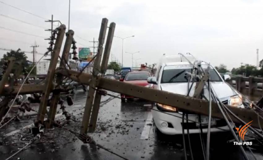พายุพัดถล่มปทุมธานี เสาไฟฟ้า 11 ต้นล้มทับรถ เจ็บ 4 คน 