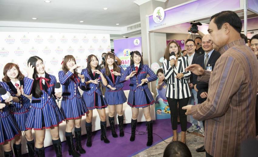 นายกฯ เต้นโอนิกิริ คุกกี้เสี่ยงทาย "BNK48" พีอาร์วิทยุครอบครัว