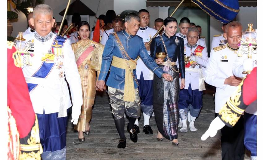 รัชกาลที่ 10 ทรงประกอบพระราชพิธีเฉลิมพระราชมณเฑียร บรรทมเหนือพระแท่นราชบรรจถรณ์