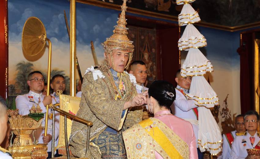 สถาปนาสมเด็จพระราชินี ให้ทรงดำรงราชฐานันดรศักดิ์ เป็นสมเด็จพระนางเจ้าฯ พระบรมราชินี
