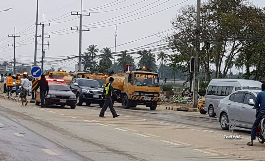 กรมทางหลวงเดินหน้าล้างโคลนบางสะพานและซ่อมแซมถนนชายทะเลบ้านกรูด