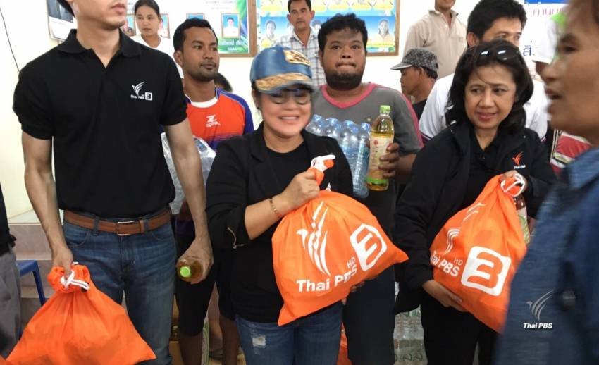 "ไทยพีบีเอส" มอบถุงยังชีพ-น้ำดื่ม ช่วยผู้ประสบอุทกภัย อ.พุนพิน จ.สุราษฏร์ธานี