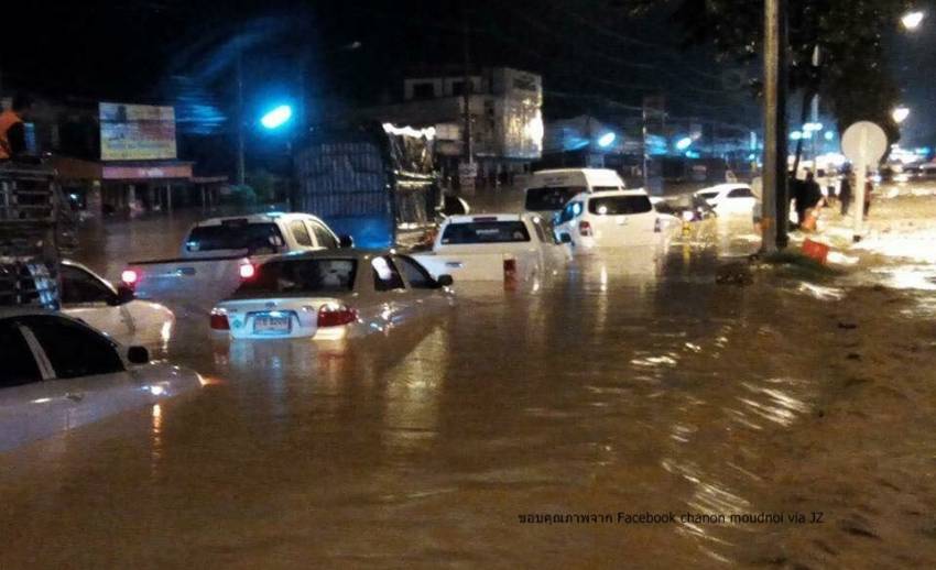 บางสะพานน้ำทะลัก หลายจุดเข้าขั้นวิกฤต รถยนต์จมน้ำกว่า 20 คัน