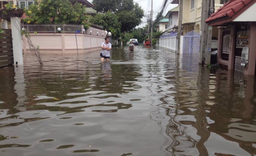 ชาวบ้านรามอินทรา 34 แยก 13 เขตบางเขน กทม. น้ำท่วมเท่าเอว ร้องเขตฯ ให้ช่วยแต่ไม่ได้ผล