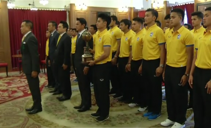 นักฟุตบอลทีมชาติไทยเดินทางไปลงนามถวายพระพร หลังคว้าแชมป์คิงส์คัพ