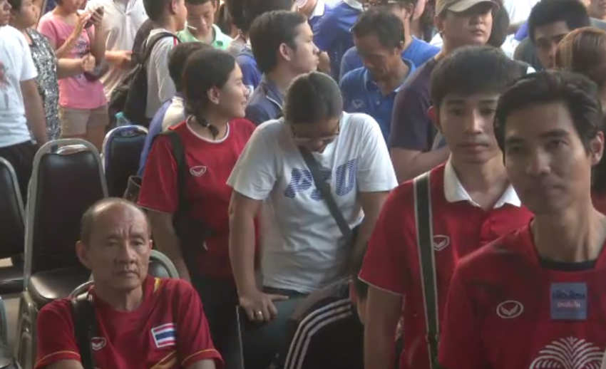 แฟนบอลแห่ซื้อเสื้อทีมชาติไทยฉลอง 100 ปีจนขายหมดภายในครึ่งชั่วโมง