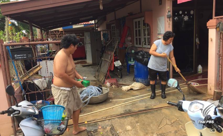 เพชรบุรี น้ำลดแล้ว ชาวบ้านเริ่มทำความสะอาดบ้านเรือน แต่ยังเตือนฝนตกหนัก2-3 วันนี้ 