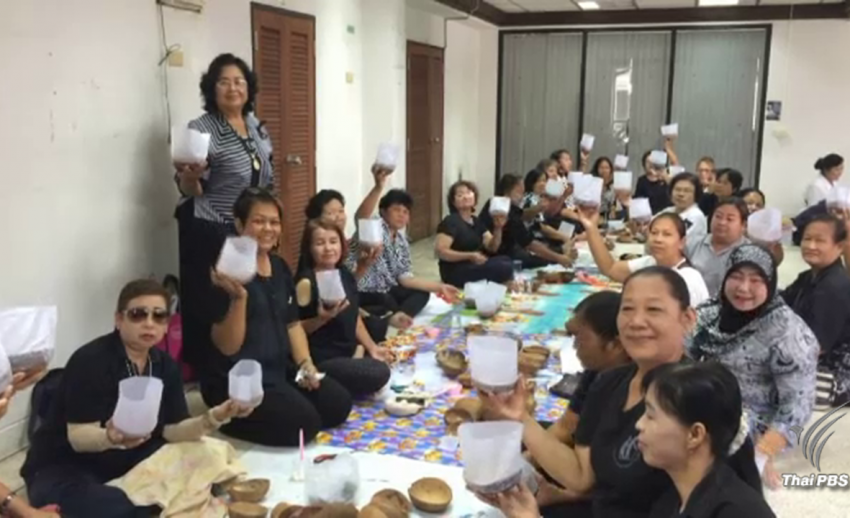 ผลิตกระทงสายจากกะลา 999 ใบแจกประชาชน ร่วมถวายอาลัย