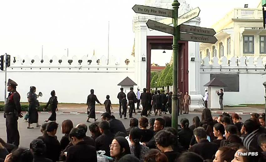 วัดพระแก้วเปิดให้เข้าชมวันแรก ตร.ชี้ไม่กระทบผู้เข้าถวายสักการะพระบรมศพ