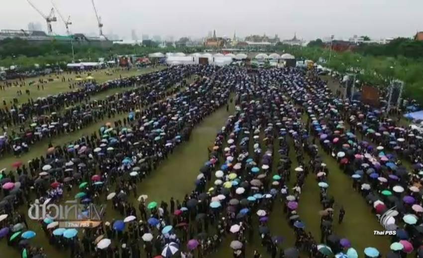 พสกนิกรจำนวนมากเข้ากราบถวายสักการะพระบรมศพ ยอดรวมช่วงเช้าเกิน 10,000 คน