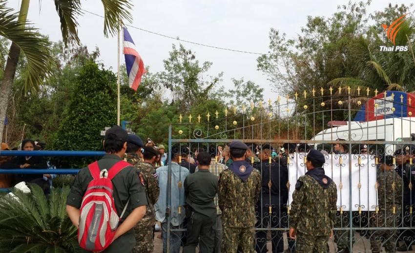 คุมเข้มชาวบ้านวังสะพุง เฝ้า อบต.เขาหลวง ค้านประชุมลับเปิดทางใช้ที่ ส.ป.ก.ทำเหมือง