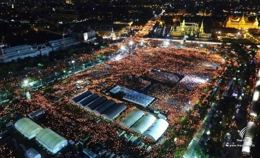 ตระการตา! ขับร้องสด "สรรเสริญพระบารมี" รอบสุดท้าย เปลวเทียนเรือนแสนโชนแสงไสวทั่วสนามหลวง