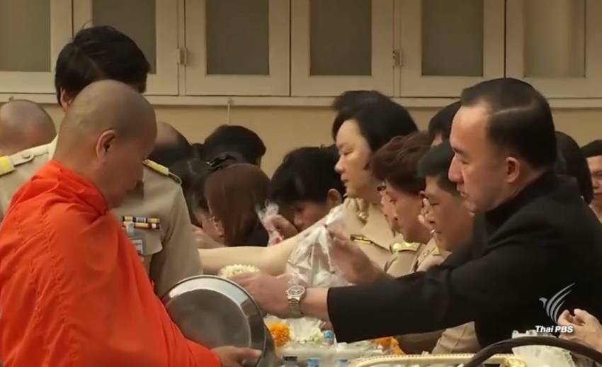 "รัฐบาล-รัฐสภา" จัดพิธีตักบาตรพระสงฆ์ เนื่องในโอกาสบำเพ็ญกุศลสัตตมวาร 7 วัน