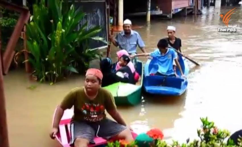 ชาวบ้านใน 4 อำเภอ จ.อยุธยา เริ่มใช้เรือสัญจร หลังระดับน้ำท่วมสูงขึ้นต่อเนื่อง