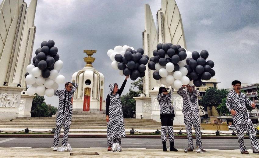 "Zebra Walk" ม้าลายใจกลางกรุง ชวนประชาชนร่วมคิดกับศิลปะแสดงสด