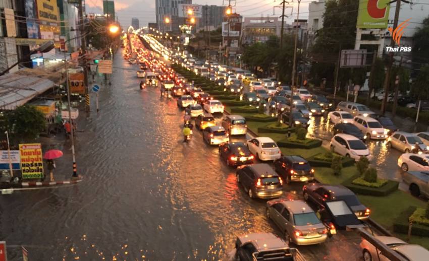 ฝนตกหนักน้ำท่วมถนนสายหลักทั่วกรุงเทพฯ