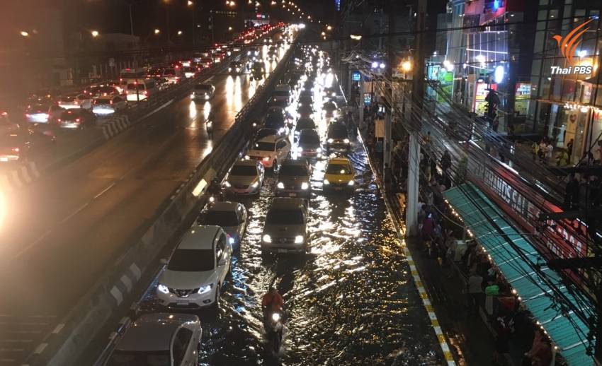 กทม.แจง "ฝนตกหนัก 10 ชั่วโมง" วานนี้ ถนนท่วม 17 จุด -ถ.งามวงศ์วานระบายช้าสุด