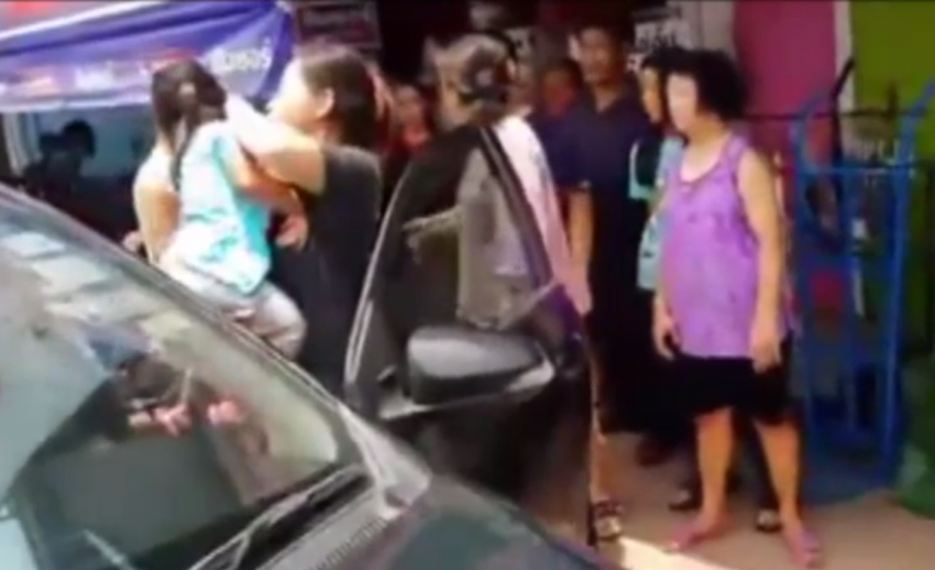จนท.ช่วยเหลือเด็กหญิงวัย 2 ขวบ ติดในรถ จ.ปราจีนบุรี