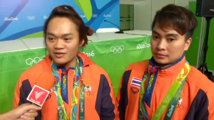กีฬาพาไป : ชมบรรยากาศชื่นมื่น "ฝ้าย-แต้ว" คว้า 2 เหรียญยกน้ำหนักโอลิมปิก