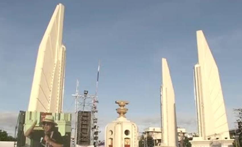 มวลชนยังปักหลักเวทีราชดำเนิน รอสัญญาณการเคลื่อนไหว