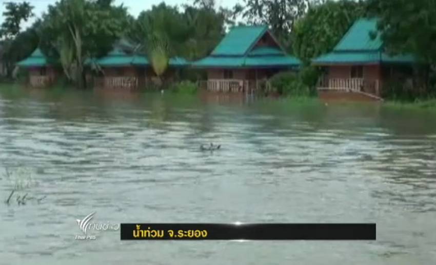 หลายพื้นที่ของ "ชลบุรี - ระยอง" น้ำท่วมสูง