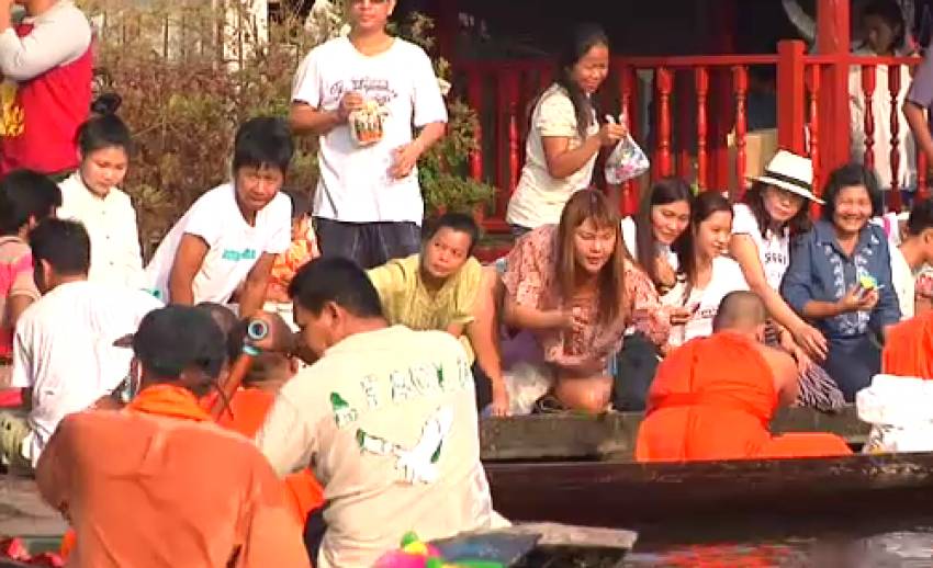 "ตักบาตรพระร้อย" เชื่อมโยงเมืองท่องเที่ยวกับวัฒนธรรมริมน้ำ