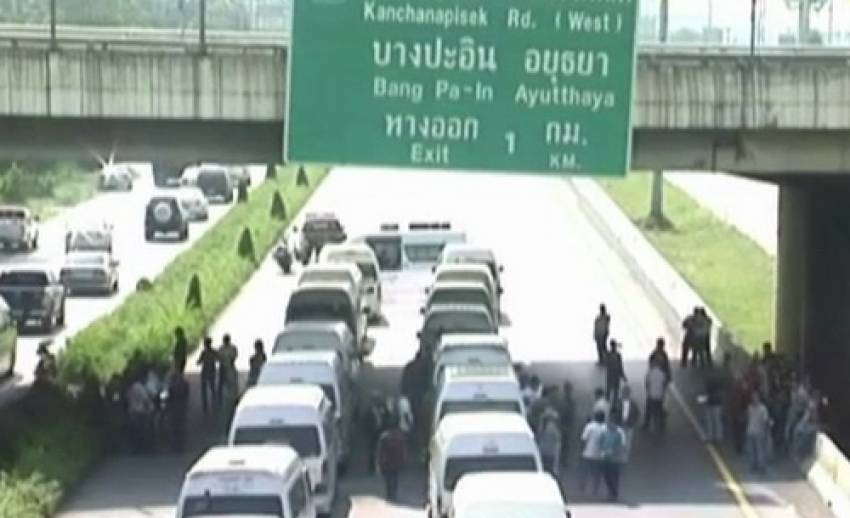 รถตู้ปิดถนนพหลโยธินฝั่งขาเข้า จ.อยุธยา ประท้วงกรณีถูกเรียกรับส่วย-จราจรติดขัด